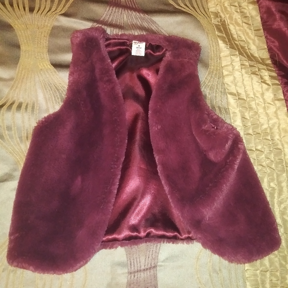 Girls Arizona Jeans Faux Fur Vest. Size M(10/12). Color is Maroon